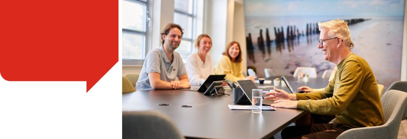 Een aantal medewerkers op kantoor