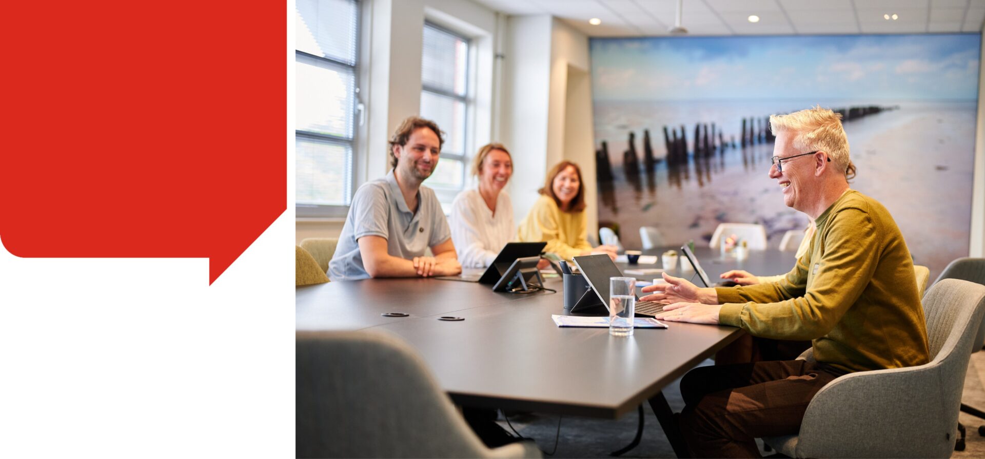 Een aantal medewerkers op kantoor